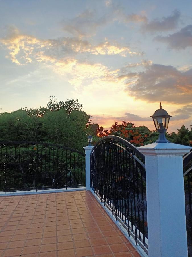 El Castillo Bed And Breakfast Angono Exteriör bild