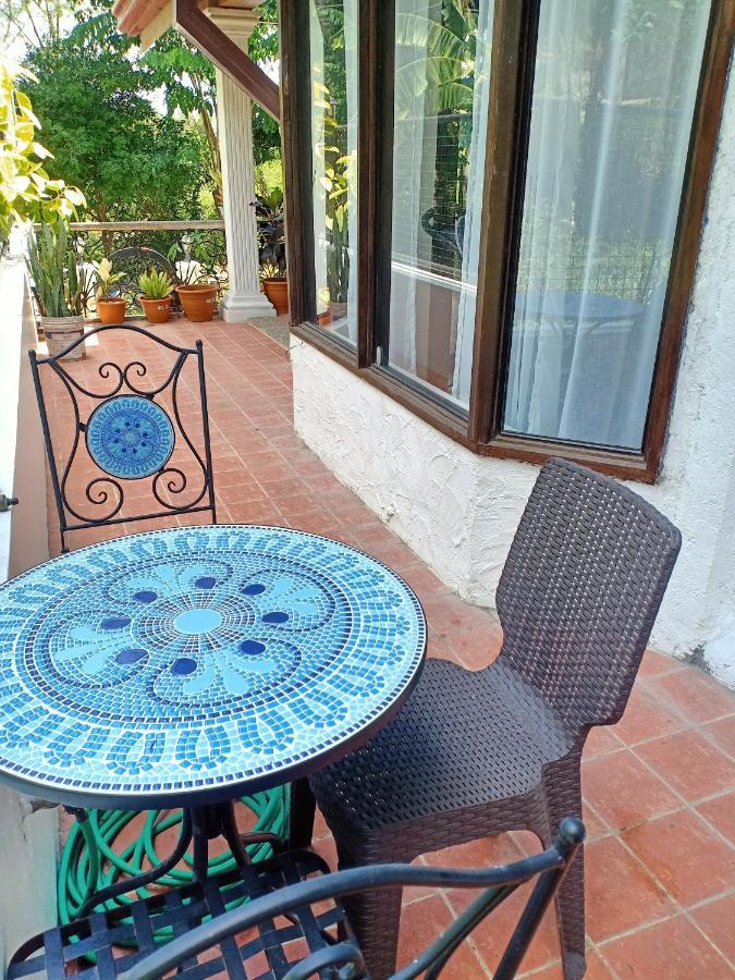 El Castillo Bed And Breakfast Angono Exteriör bild