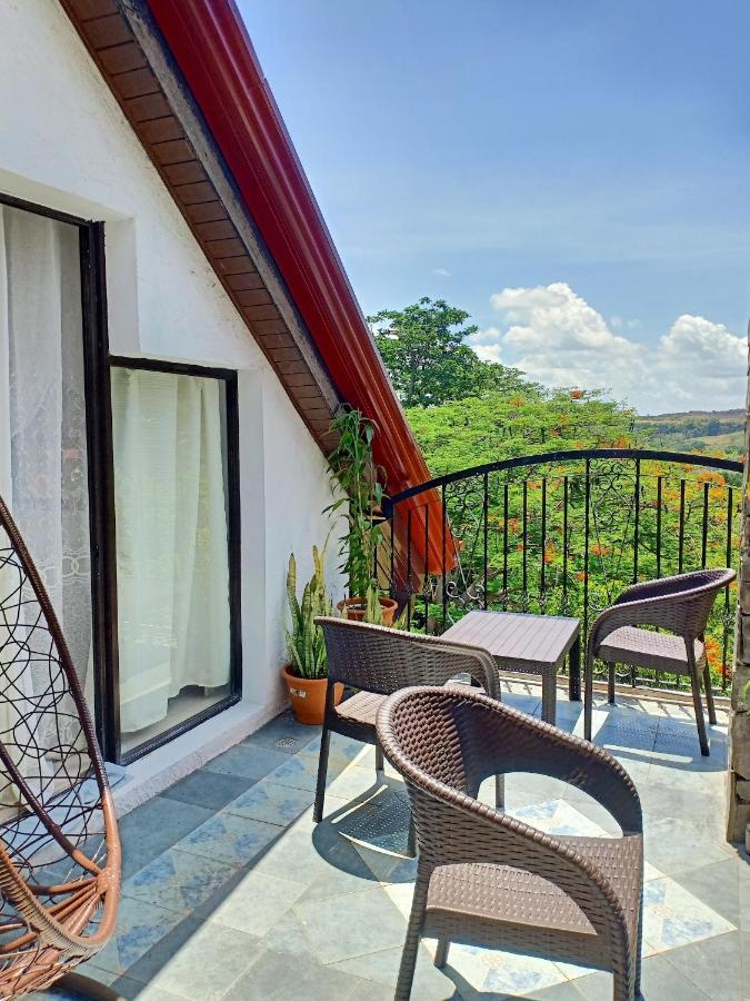 El Castillo Bed And Breakfast Angono Exteriör bild